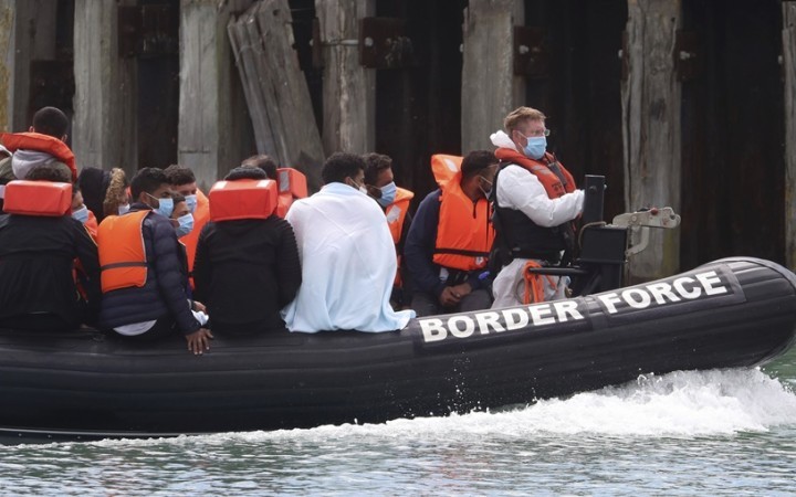 Rada Európy aj OSN kritizujú plány Británie na deportácie migrantov do Rwandy