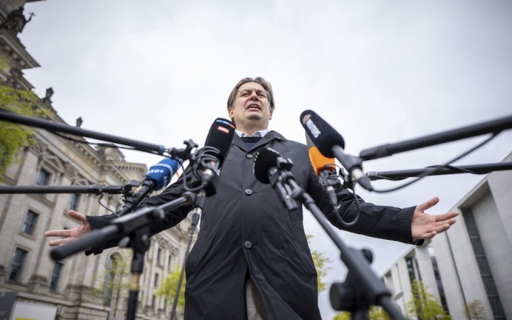 Maximilian Krah zostáva lídrom kandidátky nemeckej AfD, obvineného asistenta prepustil