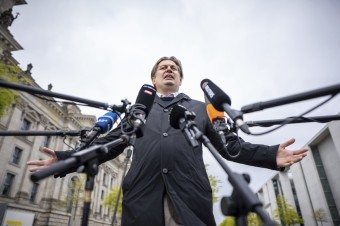 Maximilian Krah zostáva lídrom kandidátky nemeckej AfD, obvineného asistenta prepustil