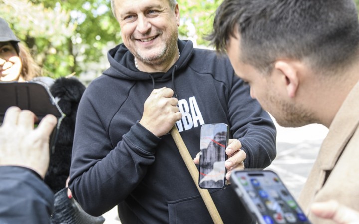 Šéf SNS spoznal trest a upratoval Dúbravku, polícia zverejnila video z električky
