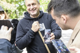 Šéf SNS spoznal trest a upratoval Dúbravku, polícia zverejnila video z električky
