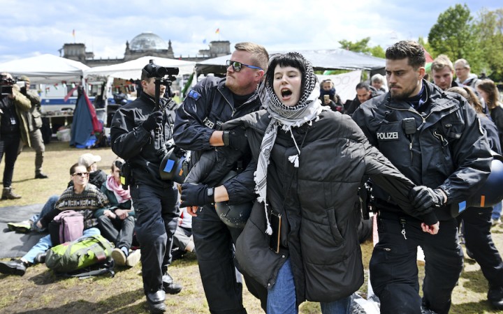 Polícia zakázala stanový tábor propalestínskych aktivistov v Berlíne