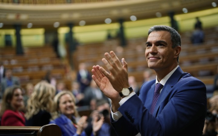 Španielsky ľavicový premiér Pedro Sánchez zostáva vo funkcii