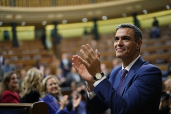 Španielsky ľavicový premiér Pedro Sánchez zostáva vo funkcii