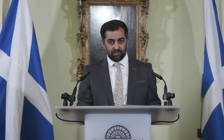 Škótsky premiér Humza Yousaf oznámil, že odstupuje z funkcie