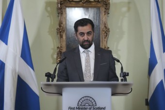 Škótsky premiér Humza Yousaf oznámil, že odstupuje z funkcie