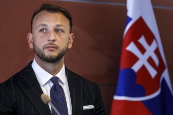 Koalícia pretláča zákon, ktorý by Šutajovi Eštokovi dal kompetenciu zrušiť akúkoľvek mimovládku