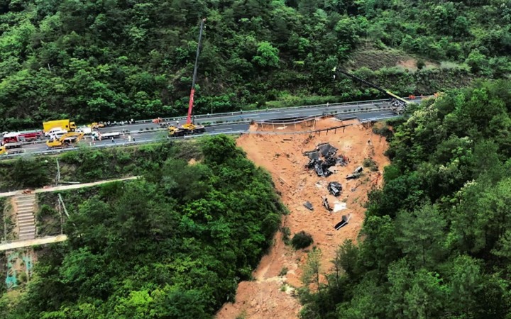 Počet obetí po zrútení časti diaľnice v Číne stúpol na 36