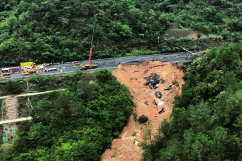Počet obetí po zrútení časti diaľnice v Číne stúpol na 36