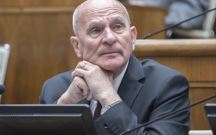 Záborskej zákon neprešiel. Mikloško sa spolu so Smerom zdržal, Vašečka na hlasovanie neprišiel