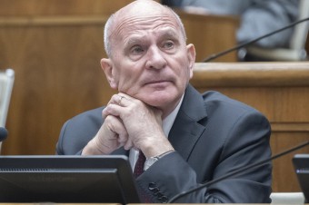 Záborskej zákon neprešiel. Mikloško sa spolu so Smerom zdržal, Vašečka na hlasovanie neprišiel