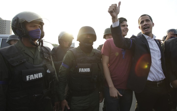 Venezuelská vláda potláča po Guaidóovej výzve na povstanie pokus o prevrat 