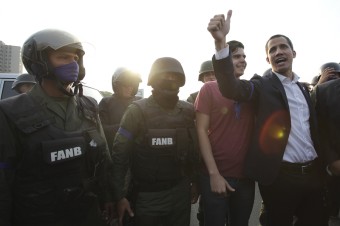 Venezuelská vláda potláča po Guaidóovej výzve na povstanie pokus o prevrat 