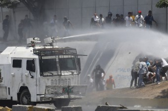 Maduro ohlásil porážku povstalcov a poprel, že chcel ujsť z krajiny 