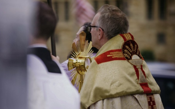 Čím vyššie idete liturgicky, tým hlbšie by ste mali ísť v službe chudobným