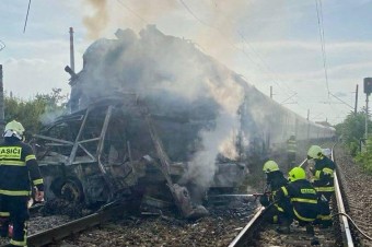 Vlak sa zrazil s autobusom, počet obetí stúpol na sedem
