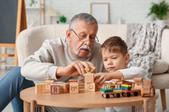 Vnúčatá trénujú mozog starších ľudí lepšie ako sudoku, tvrdia vedci