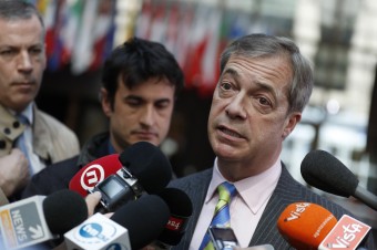 Farageova strana pred eurovoľbami stále stúpa - má 34 percent 