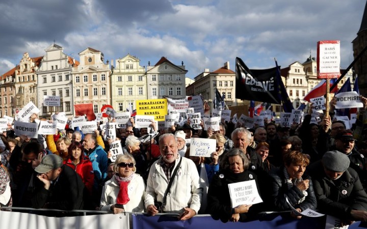 Za odvolanie ministerky Benešovej v Česku opäť demonštrovali tisíce ľudí