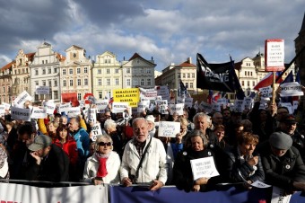Za odvolanie ministerky Benešovej v Česku opäť demonštrovali tisíce ľudí