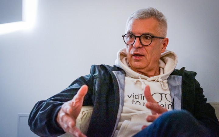 O rok sa vidí ako člen politickej strany, angažovať sa chce v parlamentných voľbách. Spravil si aj prieskum