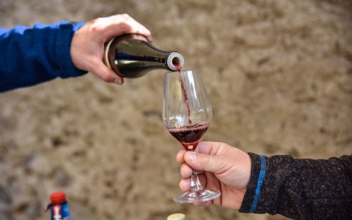 Kostolná krádež, futbal a víno