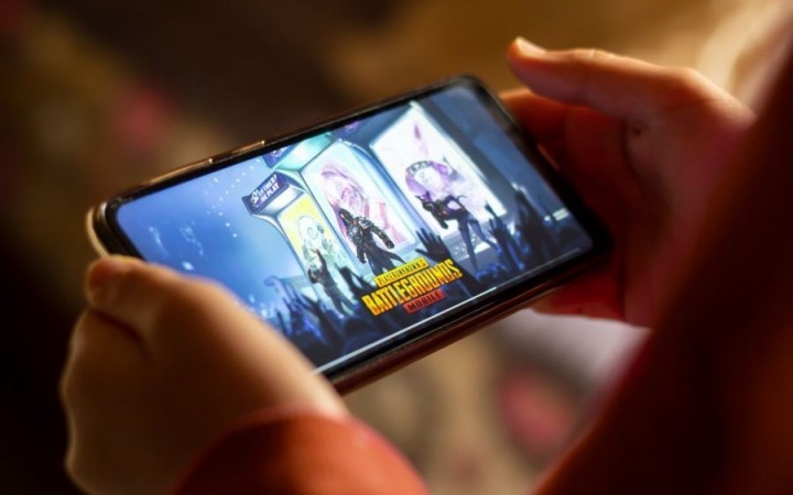 Syn väčšinu prázdnin trávi na mobile, manžel do toho nechce zasahovať. Čo sa s tým dá robiť?