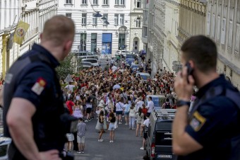 Rakúsko nedokáže ochrániť koncert Taylor Swift, Nemecko púšťa stínača hlavy do kina