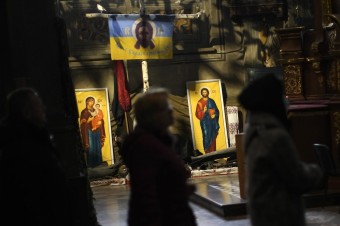 Parlament v Kyjeve rozhodol o zákaze cirkvi dlhodobo podliehajúcej Moskve