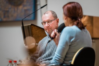 Je potrebné, aby ženy dostali v cirkvi mikrofón. K slovu sa dostávajú len cez štrbinky