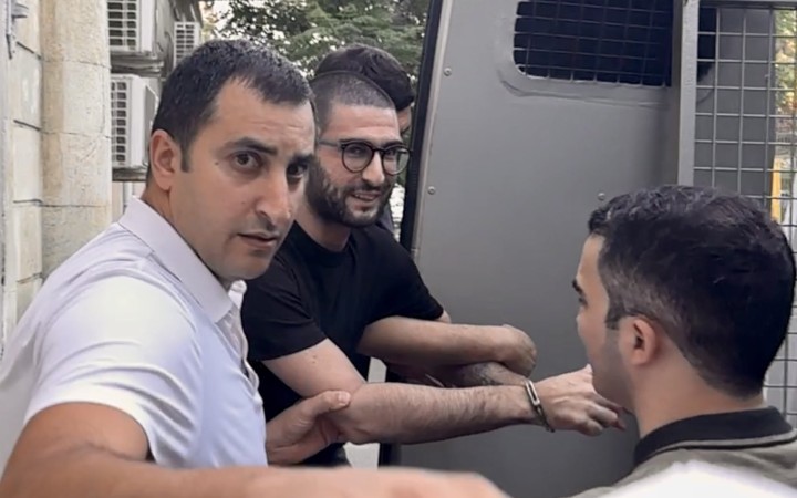 Baku sa zameralo na mierové hnutie, zatkli politológa Karlovej univerzity