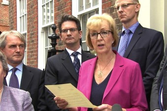 Zo svojej funkcie odstúpila líderka konzervatívcov v britskom parlamente
