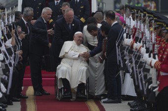 Františka sprevádza v Ázii zmenený personál, chýba kardinál Parolin
