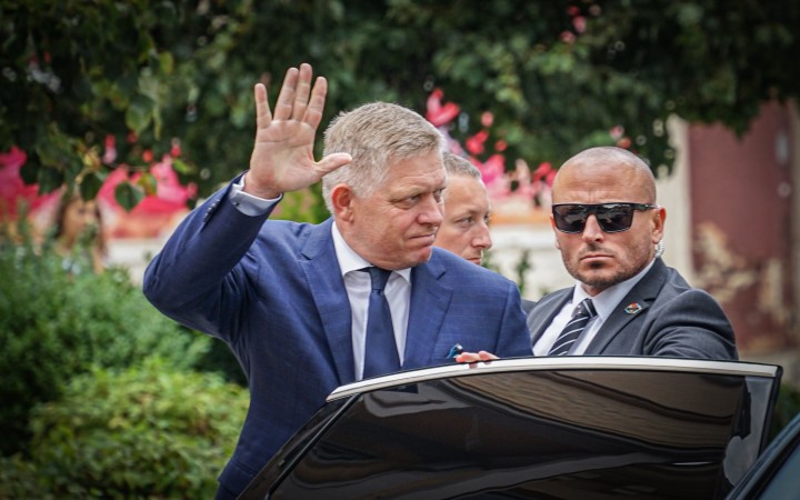 Handlovčania sa Ficovi čudovali, že znova prišiel. Pri mieste atentátu sa nepristavil