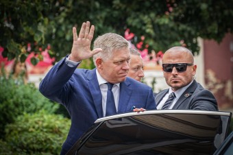Handlovčania sa Ficovi čudovali, že znova prišiel. Pri mieste atentátu sa nepristavil