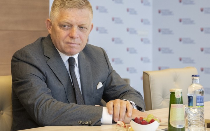Musíme hovoriť o pozadí atentátu, vraví premiér. Čaká ho stretnutie so znalcom k rozsahu zranení