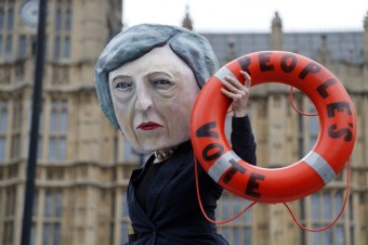 Britská vláda odložila kľúčové hlasovanie o brexitovej dohode 