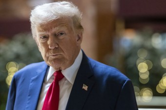 Donald Trump si výšku trestu v kauze podplácania vypočuje až po voľbách