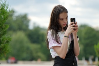 Francúzi, Nemci a najnovšie už aj Austrálčania riešia ich obmedzenie pre mladých. Už vraj nestačí len zákaz mobilov na školách