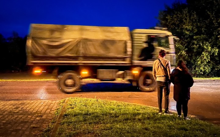 Ľudia sa z mestskej časti dostanú len vojenským transportérom, rozvodnené rieky už klesajú