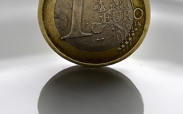 Euro sa v reakcii na výsledky eurovolieb posilnilo