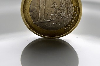 Euro sa v reakcii na výsledky eurovolieb posilnilo
