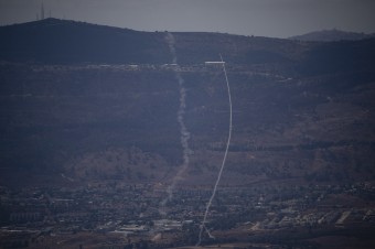 Izrael zničil stovky odpaľovačov rakiet využívaných Hizballáhom, tvrdí armáda