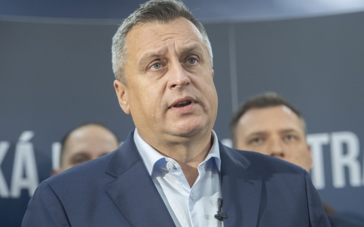 Šéf SNS sa pustil do ministrov a nahneval ich. Šutaj Eštok hovorí o slabom článku koalície