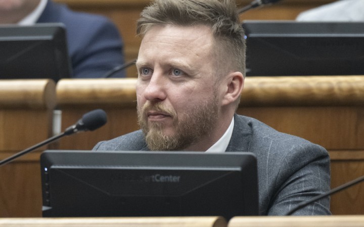 Vládny splnomocnenec chce zakázať očkovanie mRNA vakcínami