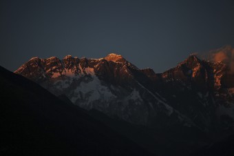 Americký horolezec sa stal jedenástou obeťou Mount Everestu v tejto sezóne