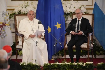 Na dosiahnutie mieru sú potrebné poctivé kompromisy, vyhlásil František pred diplomatmi