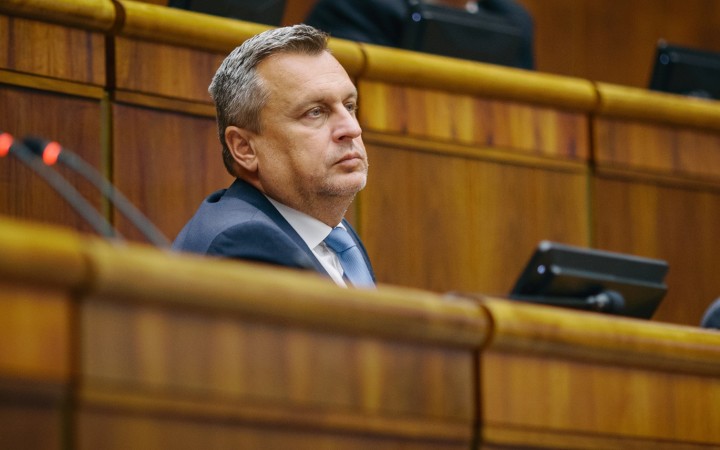 Ofukujeme si ich ako princov, len aby prestali komunikovať s PS, hovorí šéf SNS o Hlase