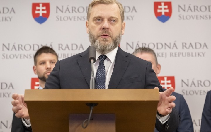 SaS a PS tvrdia, že rezort obrany míňa miliardy eur neefektívne a v rozpore s konsolidáciou