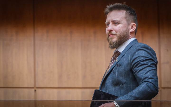 Hovorí o bioterorizme, straší zmenou DNA a Ficovu vládu vyzval, aby nepočúvala WHO